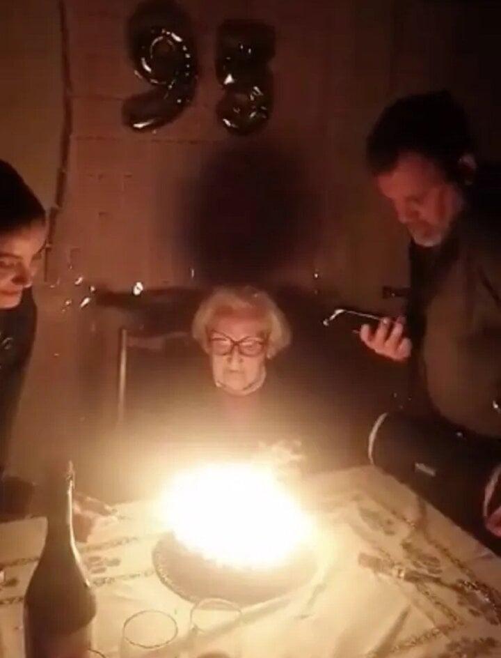 95 ngọn nến trên bánh kem biến sinh nhật cụ bà thành màn chữa cháy-1