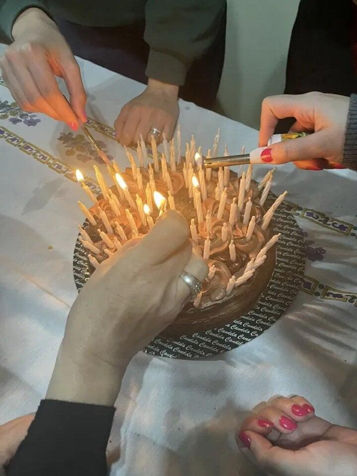 95 ngọn nến trên bánh kem biến sinh nhật cụ bà thành màn chữa cháy-2