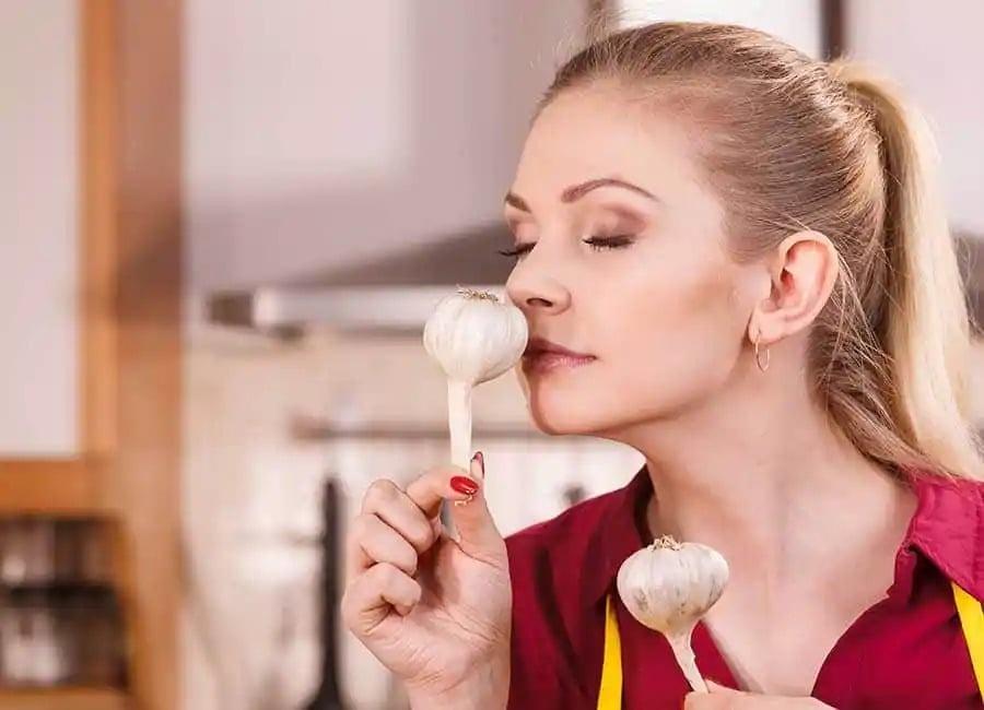 Sự thật ăn tỏi sống giảm mụn trứng cá-2