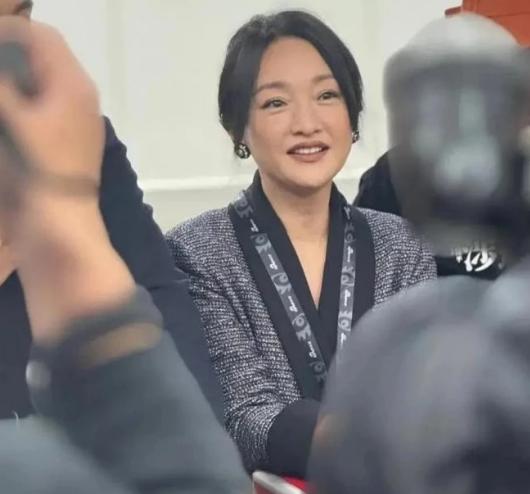 Châu Tấn vẫn để lộ nếp nhăn ở tuổi 50 dù trang điểm kĩ càng, vẫn ghi điểm nhờ điều này-3