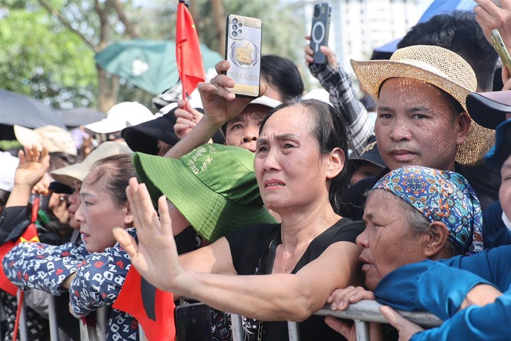 Người dân khóc nghẹn chào Tổng Bí thư Nguyễn Phú Trọng lần cuối-1