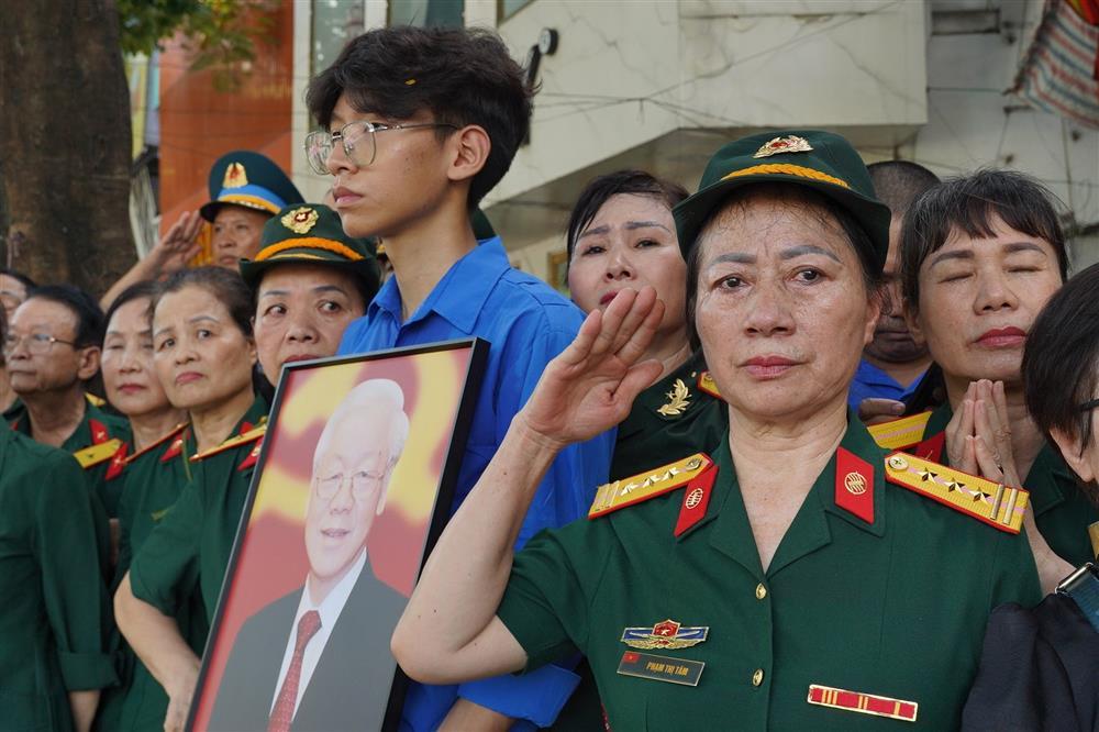 Người dân khóc nghẹn chào Tổng Bí thư Nguyễn Phú Trọng lần cuối-9