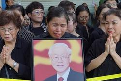 Người dân khóc nghẹn chào Tổng Bí thư Nguyễn Phú Trọng lần cuối