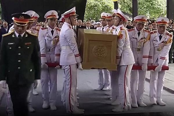 Người dân đồng thanh hát Quốc ca, rơi lệ tiễn đưa Tổng Bí thư Nguyễn Phú Trọng-1