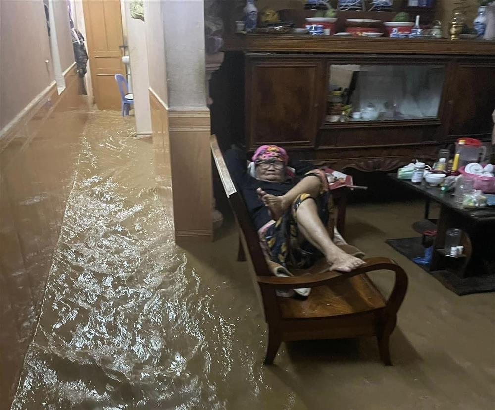 Cụ bà U100 bình tĩnh giữa biển nước và chuyện ấm lòng trong đêm mưa lũ ở Sơn La-3