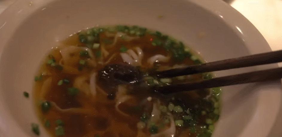 Khách Tây xuýt xoa khen phở bò 2,5 triệu đồng ở TPHCM, tráng miệng kem nước mắm-5