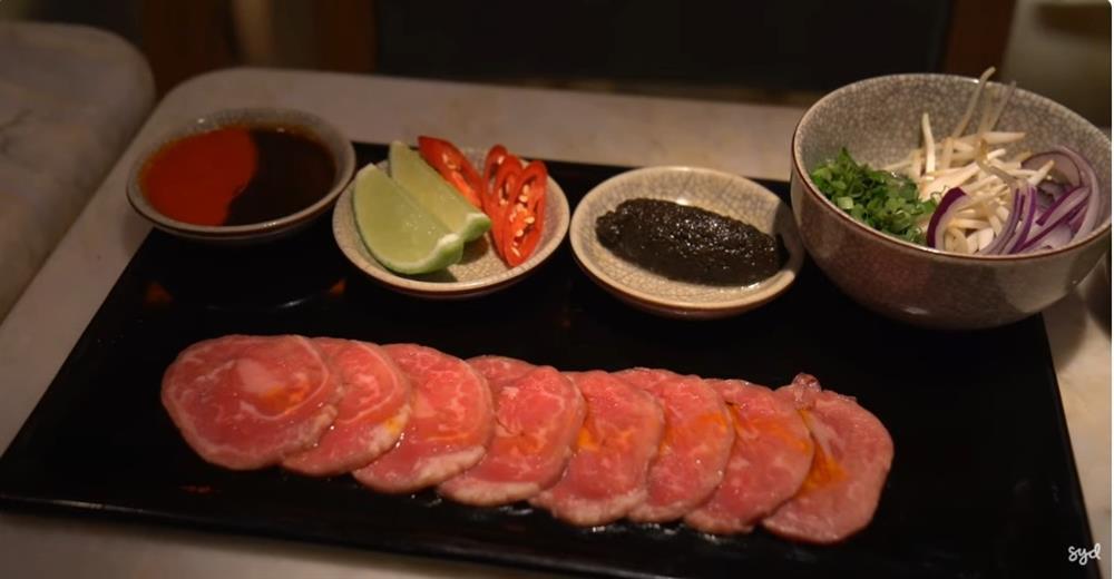 Khách Tây xuýt xoa khen phở bò 2,5 triệu đồng ở TPHCM, tráng miệng kem nước mắm-4