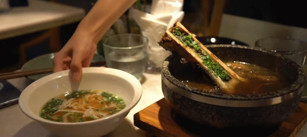 Khách Tây xuýt xoa khen phở bò 2,5 triệu đồng ở TPHCM, tráng miệng kem nước mắm-3