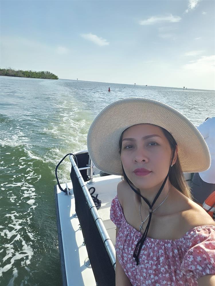 Nữ ca sĩ nổi tiếng với bản hit Dấu yêu ơi: Tuổi 43 gợi cảm, mua nhà ở đảo sống viên mãn-4