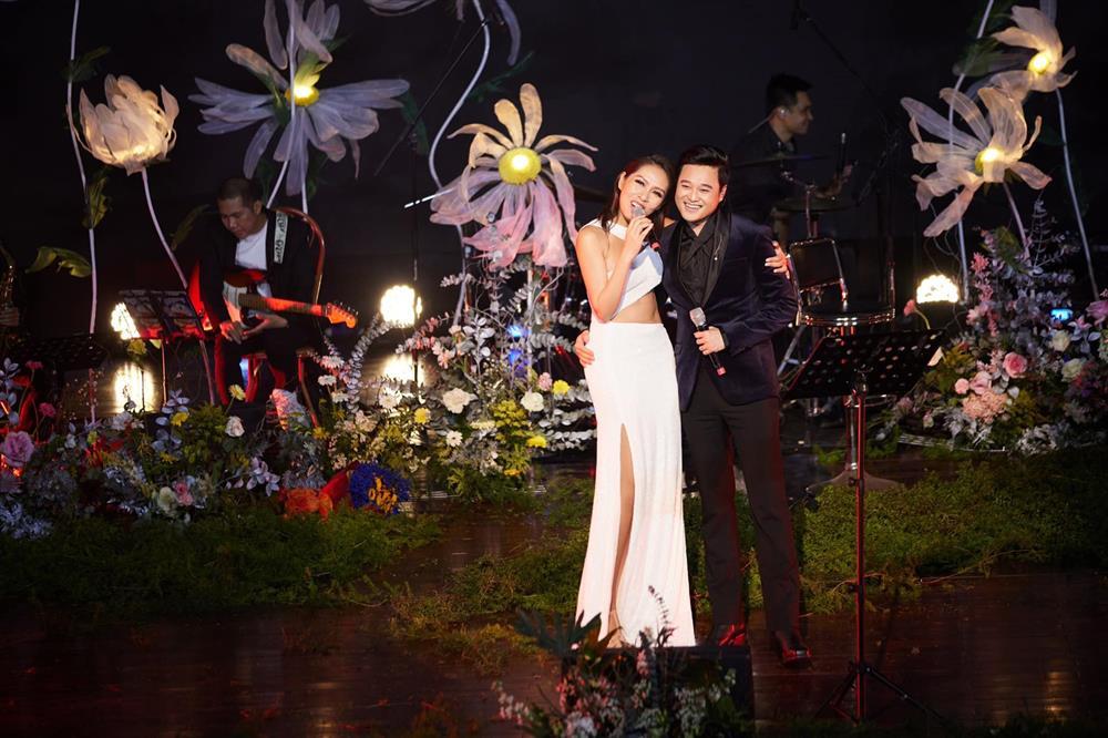 Nữ ca sĩ nổi tiếng với bản hit Dấu yêu ơi: Tuổi 43 gợi cảm, mua nhà ở đảo sống viên mãn-18