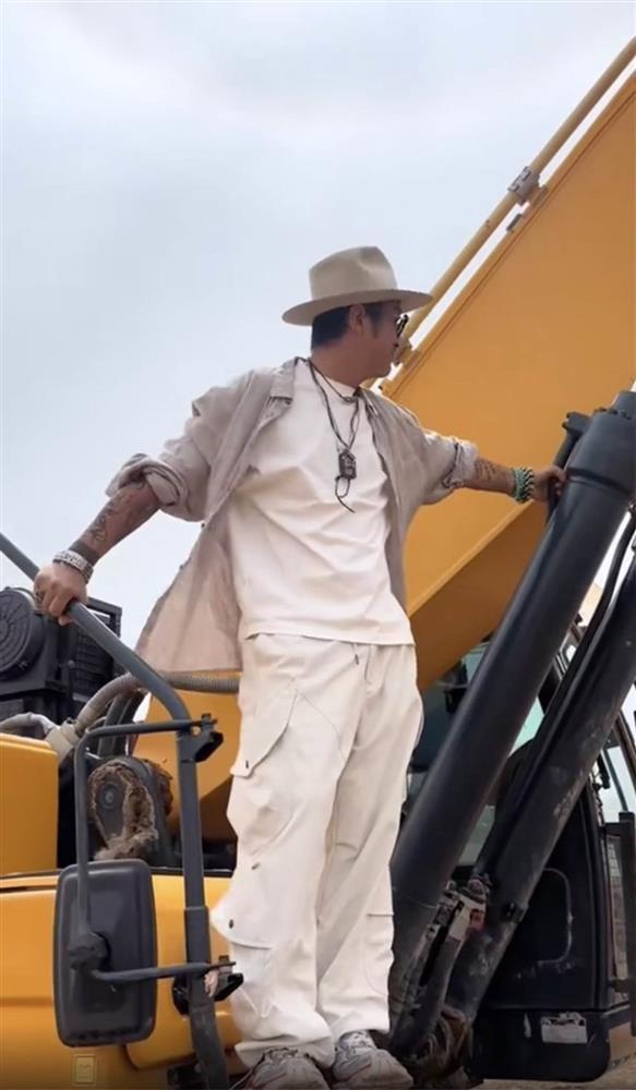 Dương Tiêu điển trai nhất màn ảnh: Hết thời phải đi lái máy xúc-1