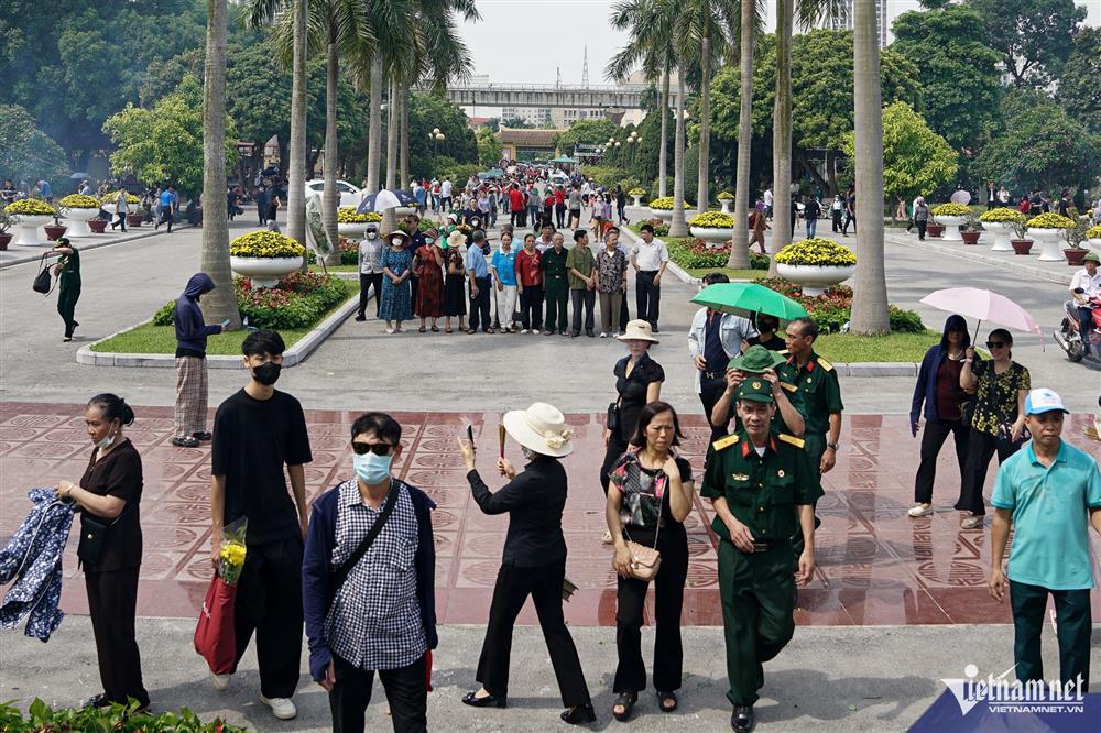 Người dân tới nơi an nghỉ của Tổng Bí thư Nguyễn Phú Trọng dâng hương-2