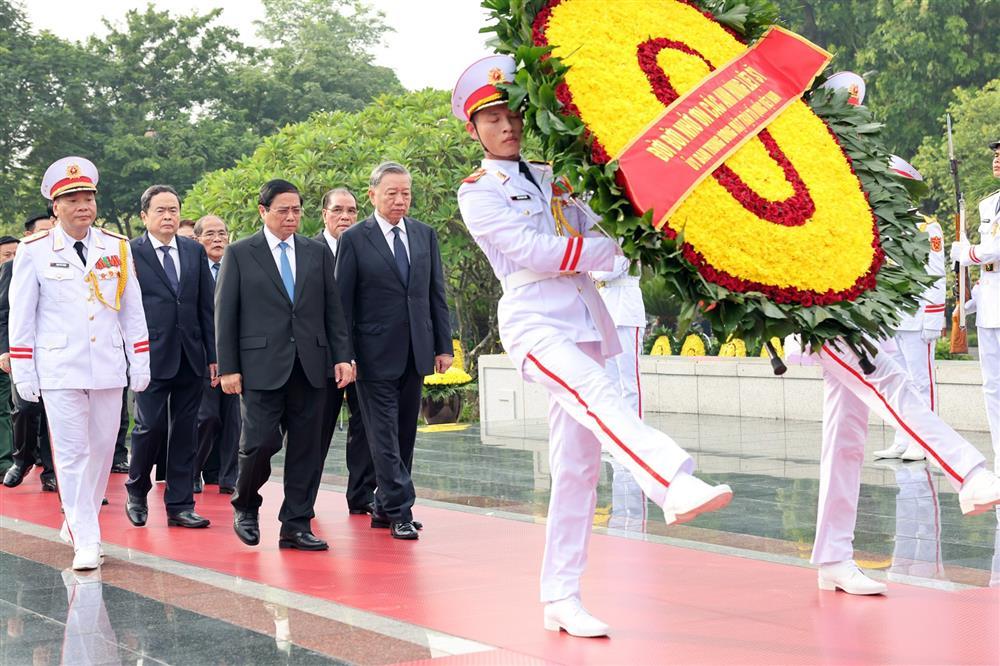 Lãnh đạo Đảng, Nhà nước tưởng niệm các Anh hùng liệt sĩ, vào Lăng viếng Bác-1