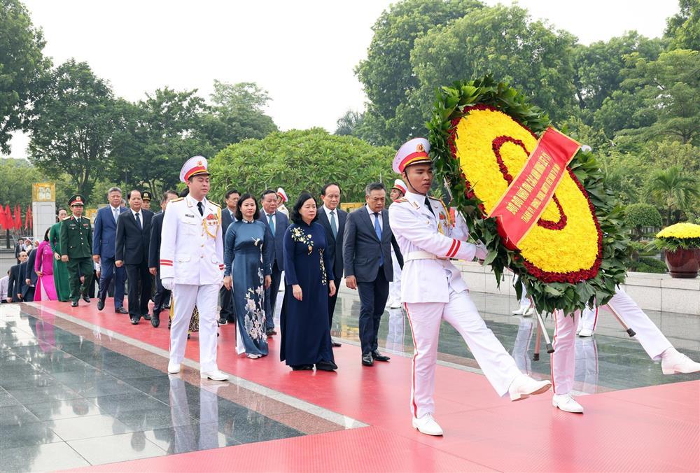 Lãnh đạo Đảng, Nhà nước tưởng niệm các Anh hùng liệt sĩ, vào Lăng viếng Bác-6