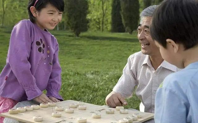 Giữ tiền hay đưa cho con cái, câu trả lời của ông lão 75 tuổi gây xúc động-1