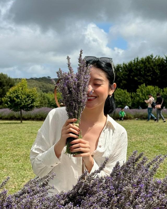 Á hậu Huyền My lộ nhẫn kim cương ngón áp út và dòng chia sẻ đầy ẩn ý-6