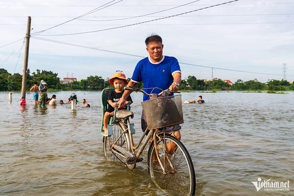 Nhiều xã ngoại thành Hà Nội đã 3 ngày chìm trong biển nước-8