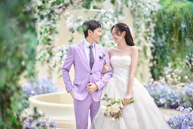 Hé lộ ngày cưới mới của Anh Đức và vợ kém 12 tuổi-3