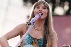 40.000 khán giả phủ kín ngọn đồi, 'xem chùa' Taylor Swift diễn