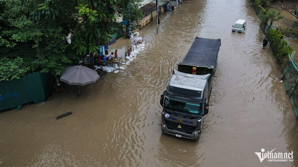 Một đoạn đại lộ Thăng Long ngập sâu đã 5 ngày, người đi đường khổ sở-1