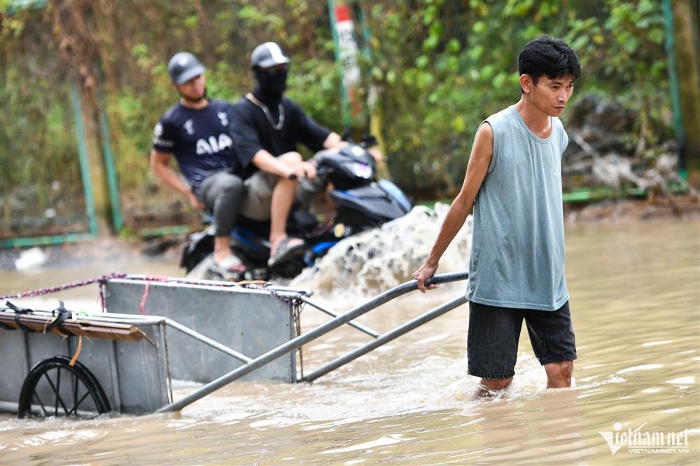 Một đoạn đại lộ Thăng Long ngập sâu đã 5 ngày, người đi đường khổ sở-2