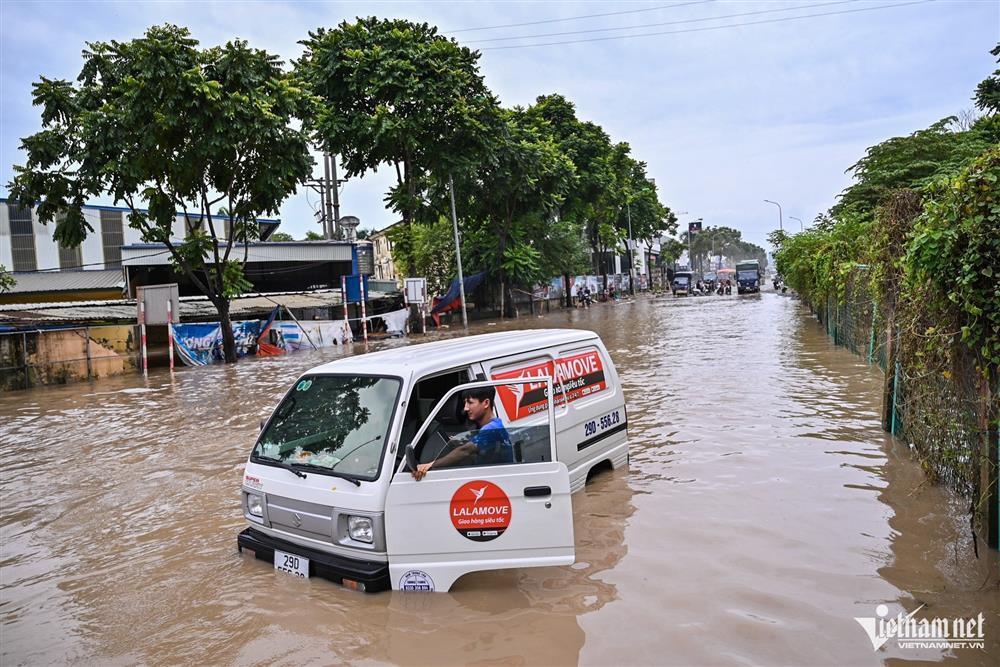 Một đoạn đại lộ Thăng Long ngập sâu đã 5 ngày, người đi đường khổ sở-3