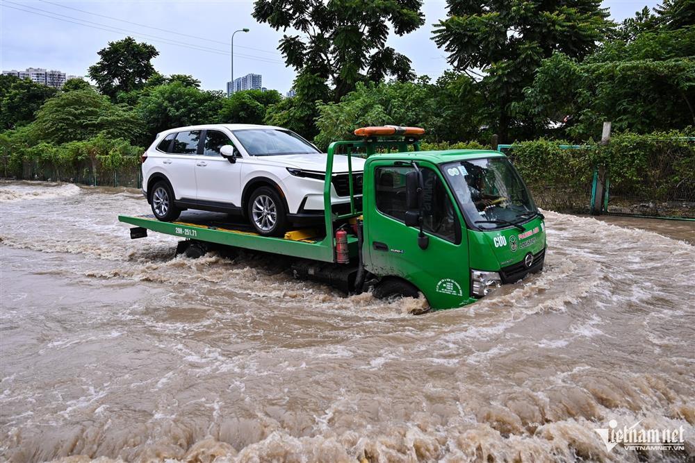 Một đoạn đại lộ Thăng Long ngập sâu đã 5 ngày, người đi đường khổ sở-6