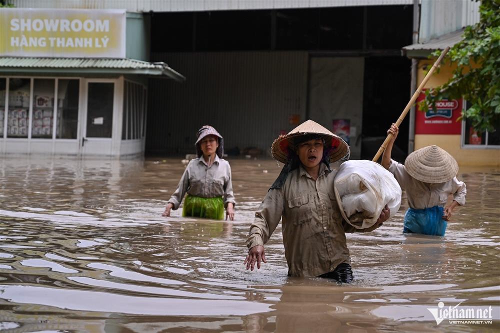 Một đoạn đại lộ Thăng Long ngập sâu đã 5 ngày, người đi đường khổ sở-8