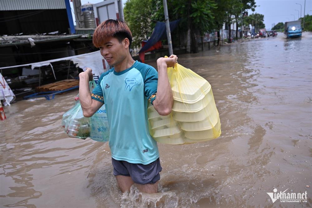 Một đoạn đại lộ Thăng Long ngập sâu đã 5 ngày, người đi đường khổ sở-9