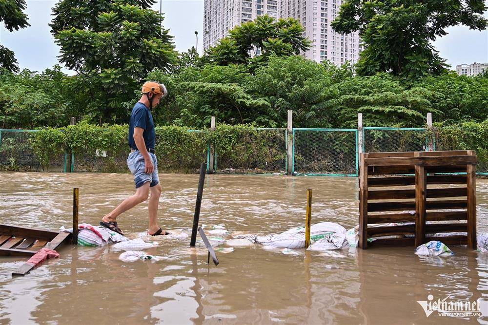 Một đoạn đại lộ Thăng Long ngập sâu đã 5 ngày, người đi đường khổ sở-10