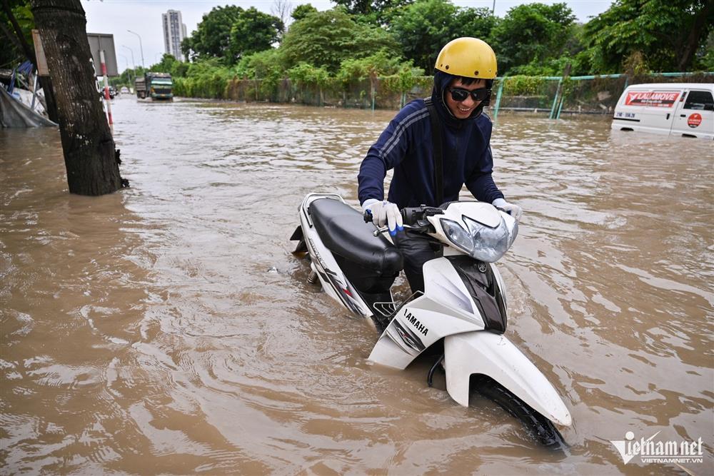 Một đoạn đại lộ Thăng Long ngập sâu đã 5 ngày, người đi đường khổ sở-11