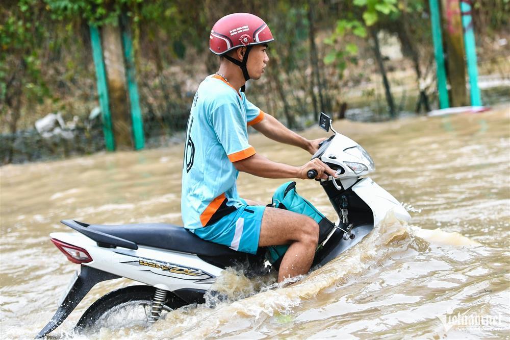 Một đoạn đại lộ Thăng Long ngập sâu đã 5 ngày, người đi đường khổ sở-12