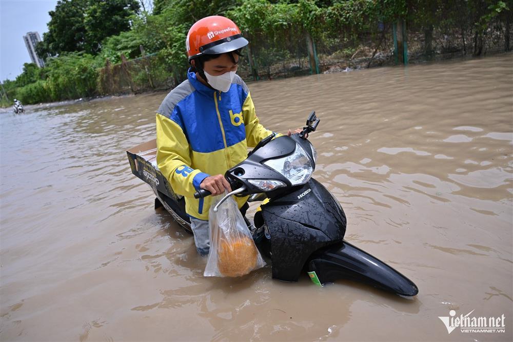 Một đoạn đại lộ Thăng Long ngập sâu đã 5 ngày, người đi đường khổ sở-13