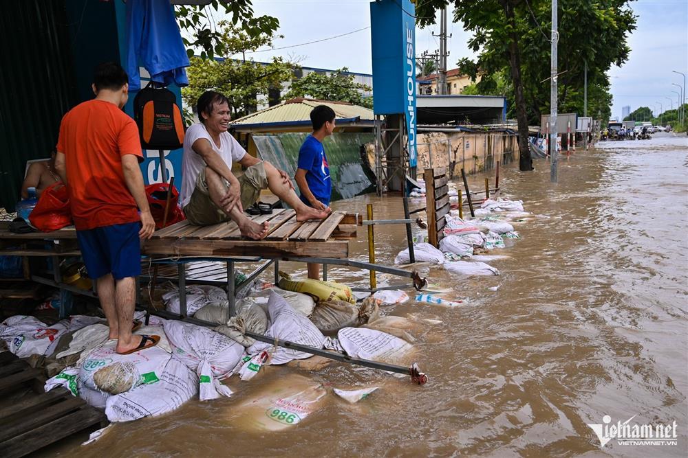 Một đoạn đại lộ Thăng Long ngập sâu đã 5 ngày, người đi đường khổ sở-14