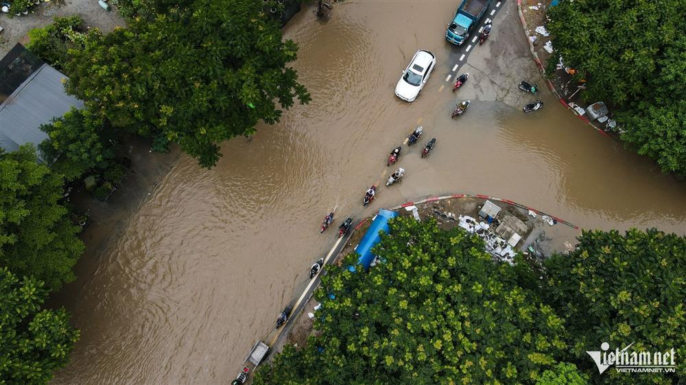 Một đoạn đại lộ Thăng Long ngập sâu đã 5 ngày, người đi đường khổ sở-15