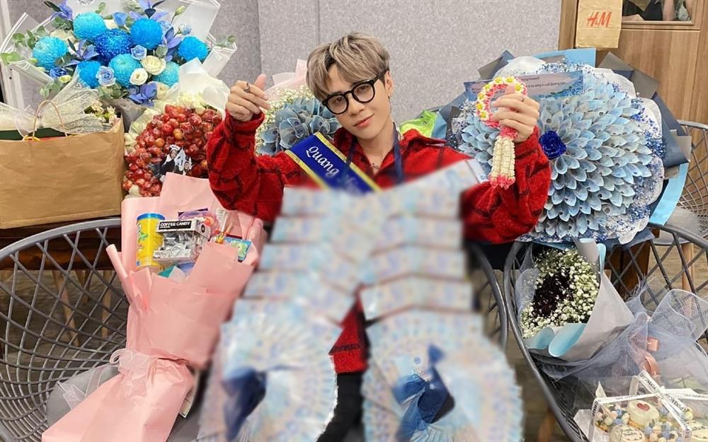 Từng bị chủ trọ dọa đuổi vì nghèo, ca sĩ gốc Huế giờ đi diễn được khán giả tặng tiền ngay trên sân khấu-2