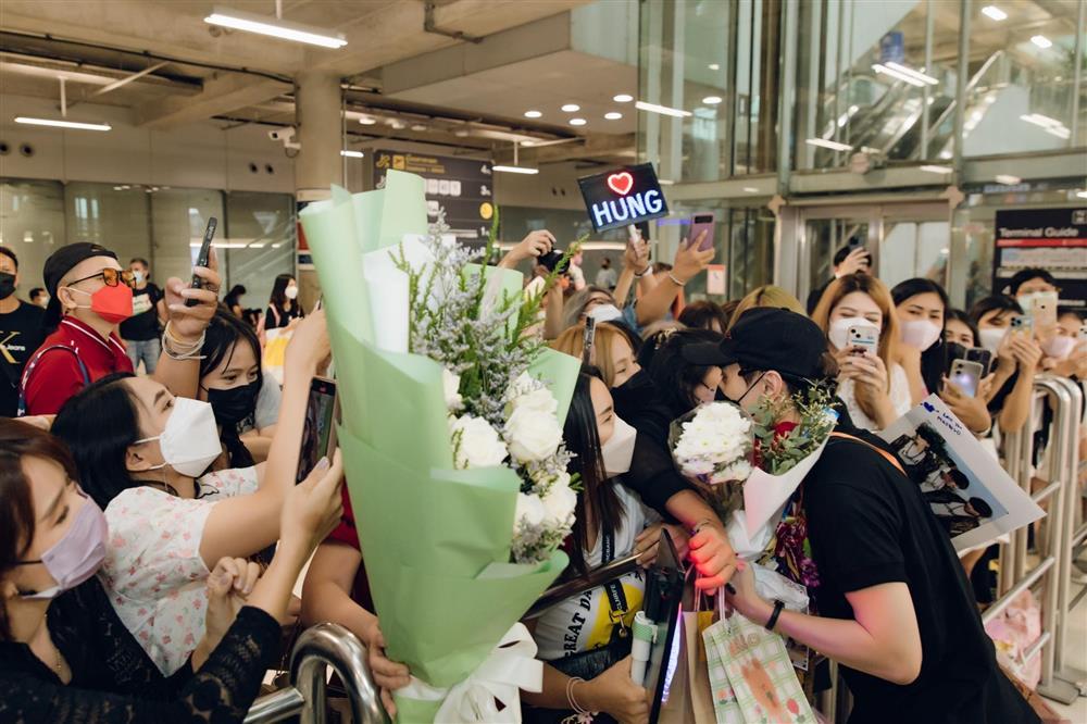 Từng bị chủ trọ dọa đuổi vì nghèo, ca sĩ gốc Huế giờ đi diễn được khán giả tặng tiền ngay trên sân khấu-4