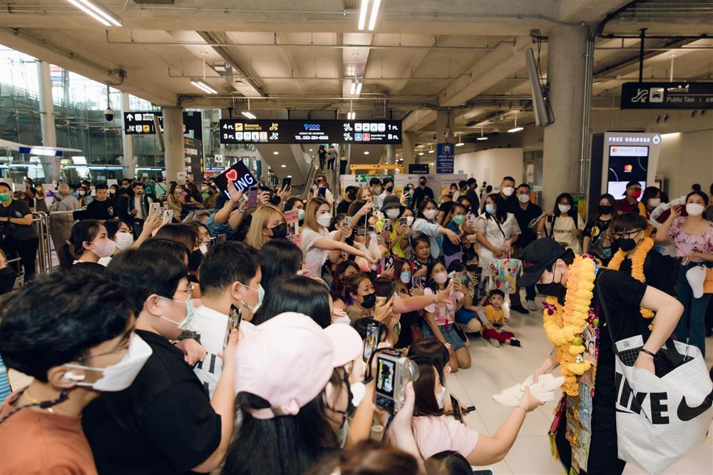 Từng bị chủ trọ dọa đuổi vì nghèo, ca sĩ gốc Huế giờ đi diễn được khán giả tặng tiền ngay trên sân khấu-5