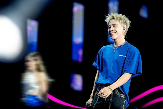 Từng bị chủ trọ dọa đuổi vì nghèo, ca sĩ gốc Huế giờ đi diễn được khán giả tặng tiền ngay trên sân khấu-6