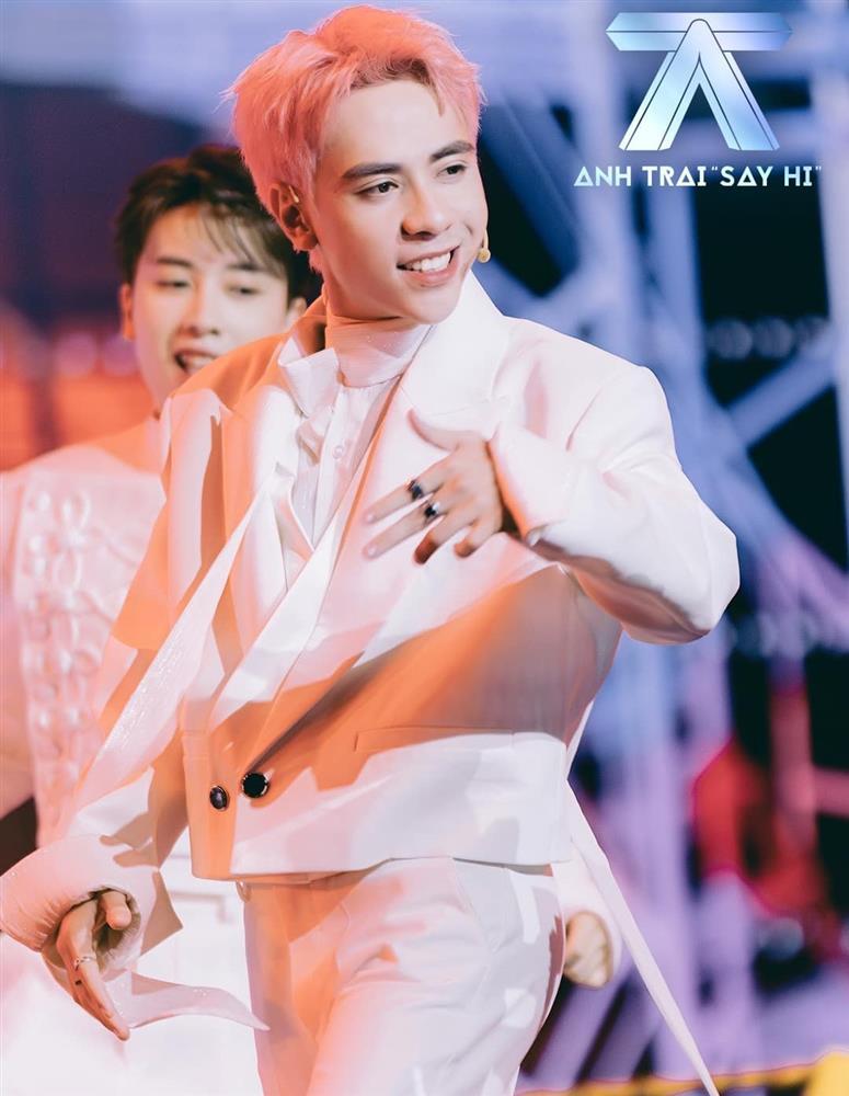 Từng bị chủ trọ dọa đuổi vì nghèo, ca sĩ gốc Huế giờ đi diễn được khán giả tặng tiền ngay trên sân khấu-8