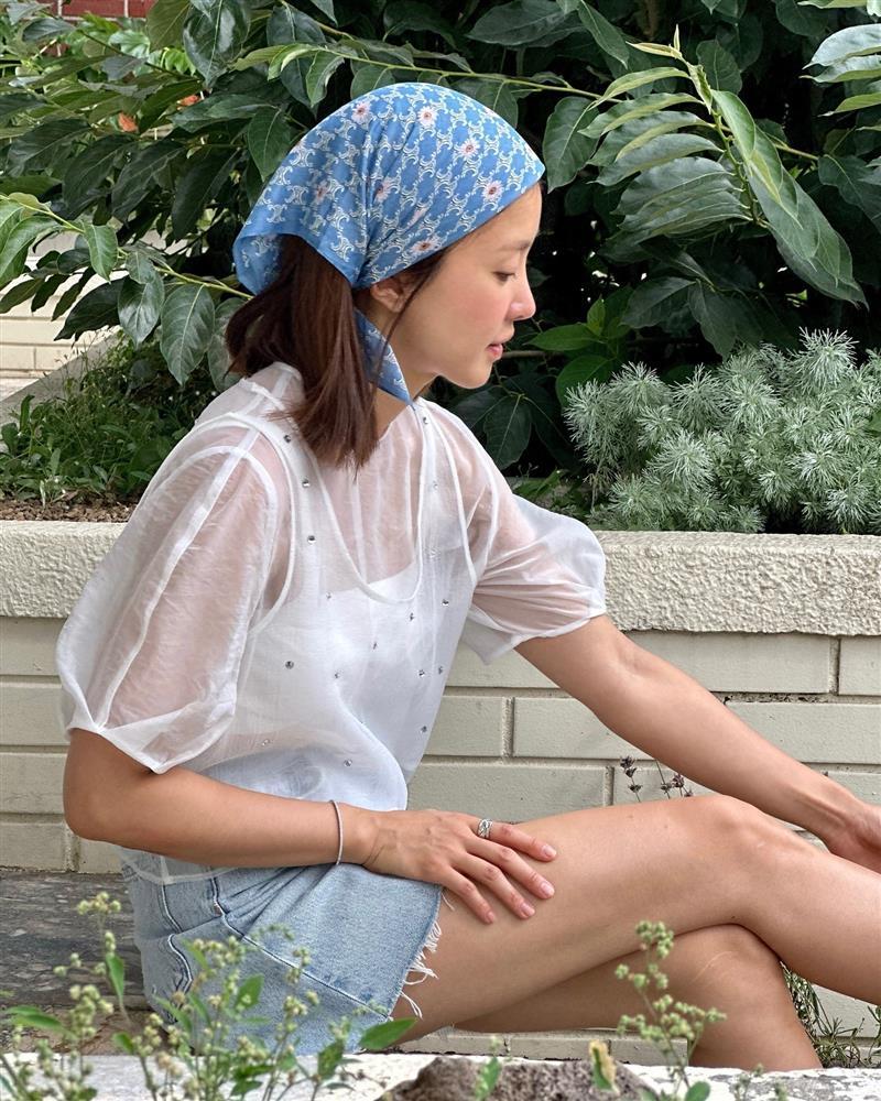 Phụ nữ trên 40 tuổi nên sắm 4 món đồ denim để phong cách trẻ trung hơn-3