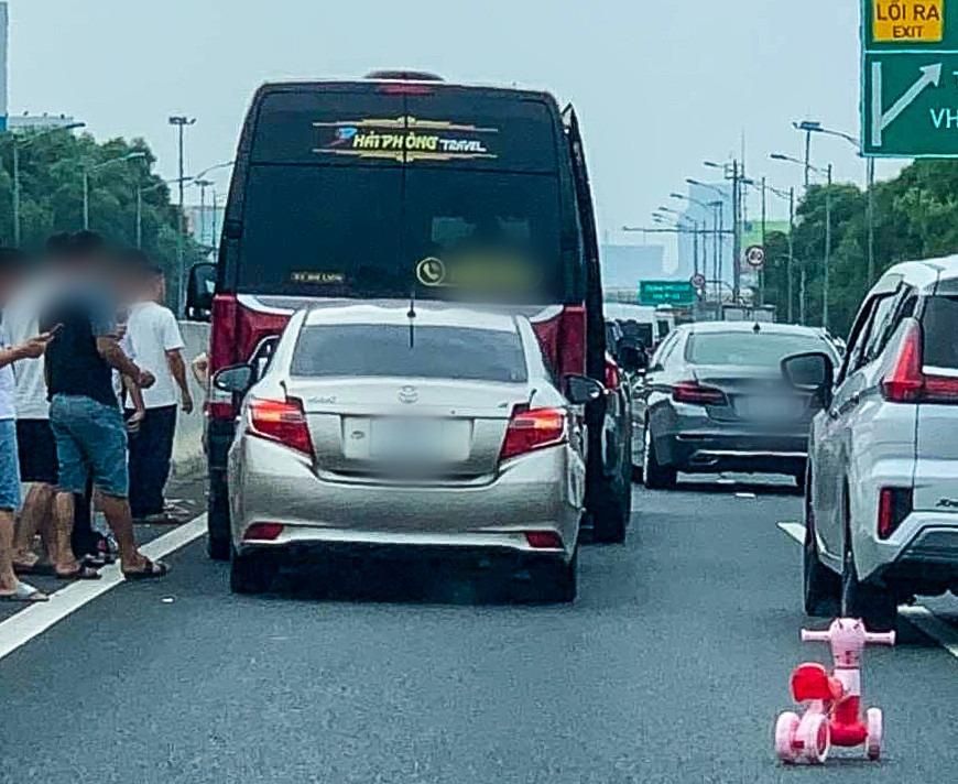 Tai nạn liên hoàn giữa 4 ô tô trên cao tốc Hà Nội - Hải Phòng-1