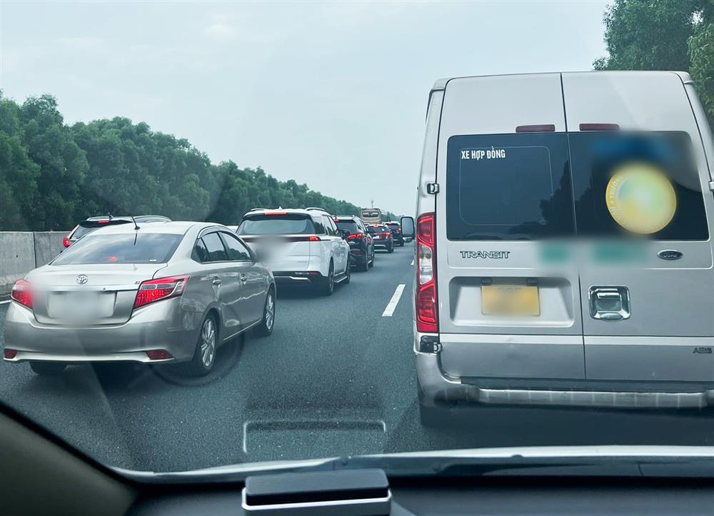 Tai nạn liên hoàn giữa 4 ô tô trên cao tốc Hà Nội - Hải Phòng-2