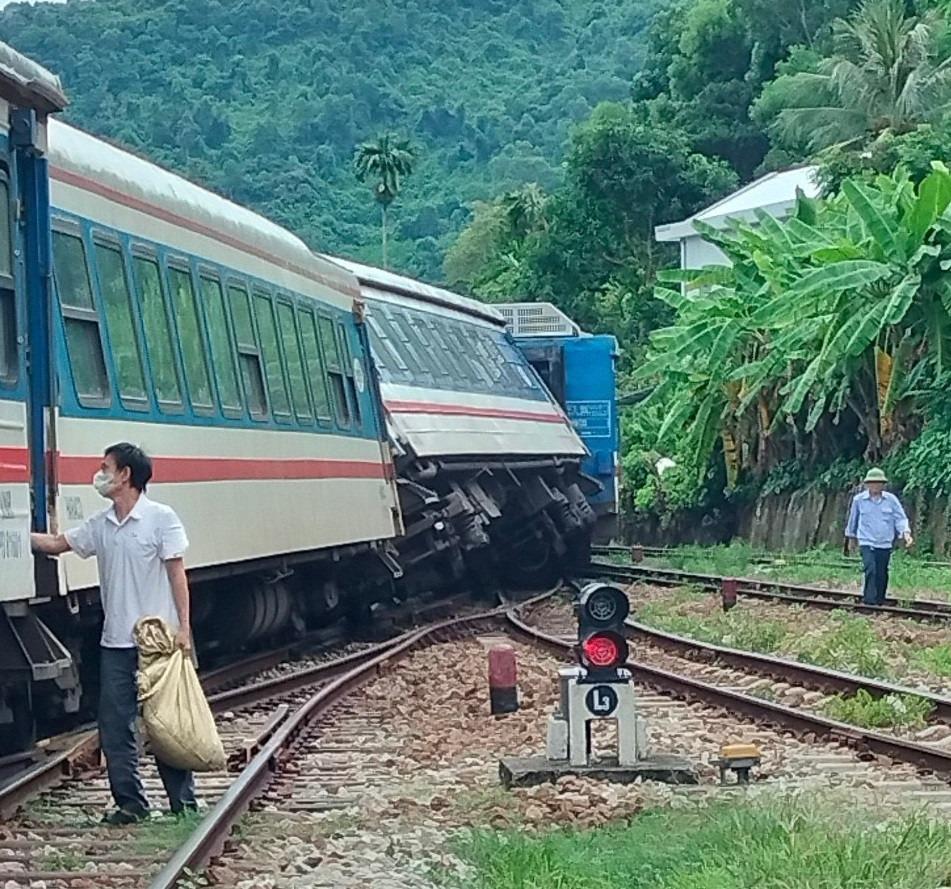 Tàu SE11 trật bánh gần đèo Hải Vân, đường sắt Bắc – Nam tê liệt-1