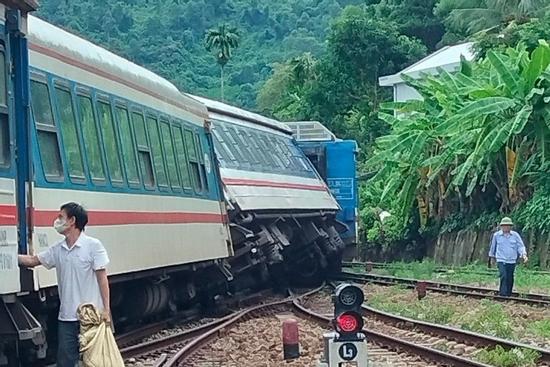 Tàu SE11 trật bánh gần đèo Hải Vân, đường sắt Bắc – Nam tê liệt