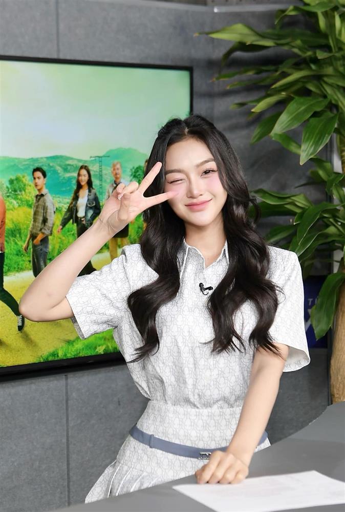 Nhan sắc bạn diễn mới kém 18 tuổi gọi diễn viên Việt Anh là chú-6