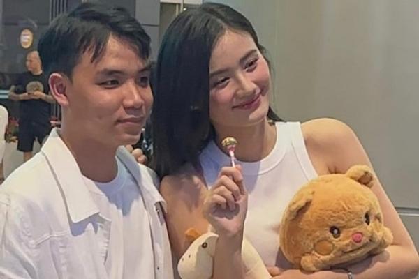 Hoa hậu Ý Nhi về nước, rạng rỡ khoác tay bạn trai ở sân bay-3