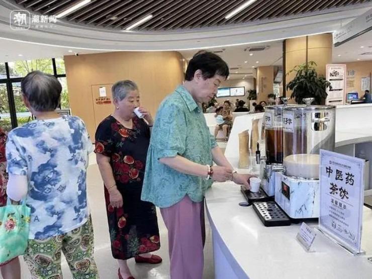 Độc lạ dịch vụ trà sữa Đông y miễn phí cho người bệnh-2