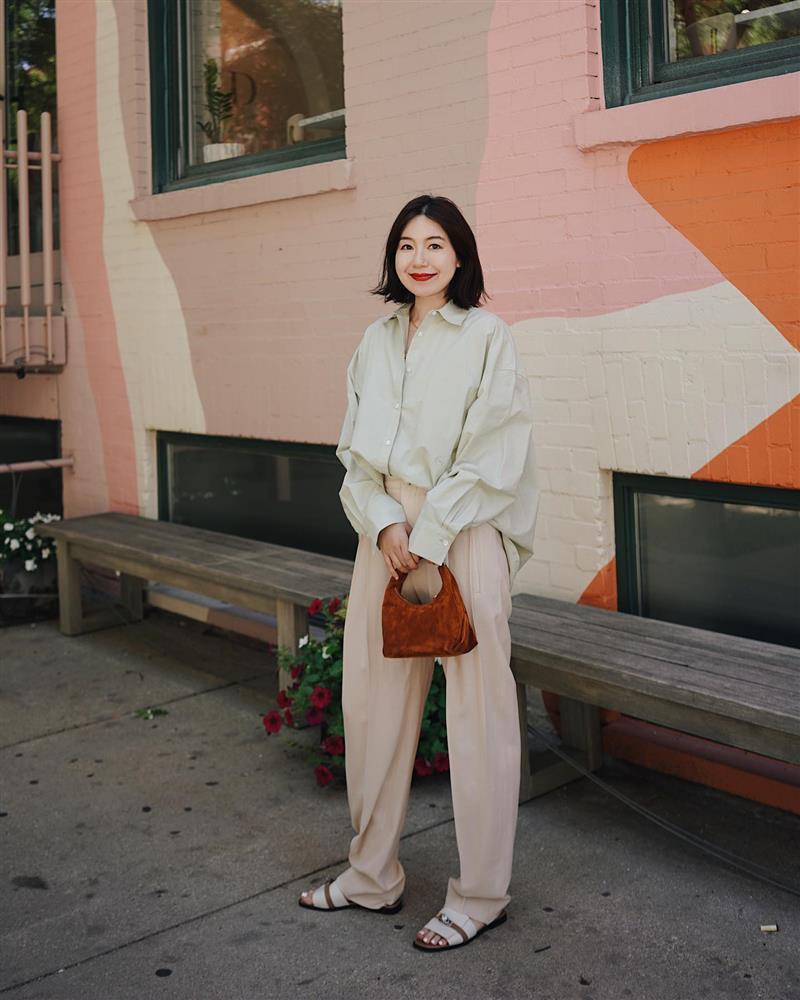 Muốn phong cách trẻ trung hơn, phụ nữ trên 40 tuổi chỉ cần sắm 5 món thời trang-1