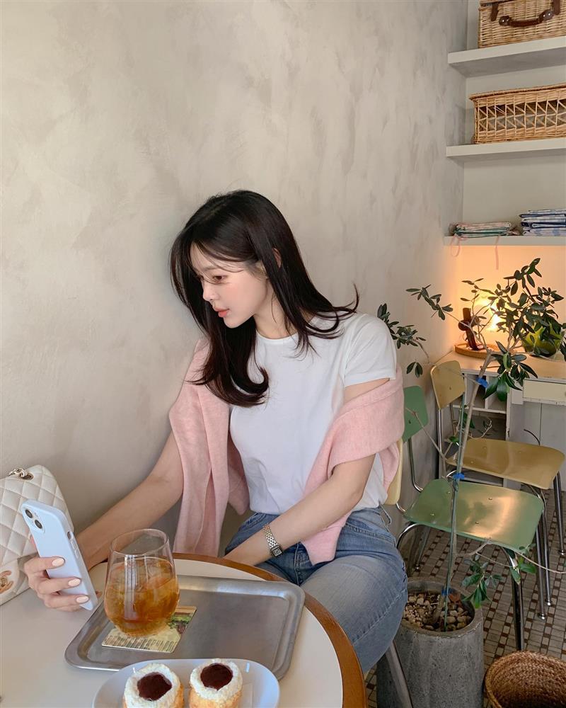 Muốn phong cách trẻ trung hơn, phụ nữ trên 40 tuổi chỉ cần sắm 5 món thời trang-2